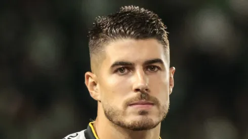 PR – CURITIBA – 11/05/2023 – BRASILEIRO A 2023, CORITIBA X VASCO – Pedro Raul jogador do Vasco durante execucao do hino nacional antes da partida contra o Coritiba no estadio Couto Pereira pelo campeonato BRASILEIRO A 2023. Foto: Robson Mafra/AGIF