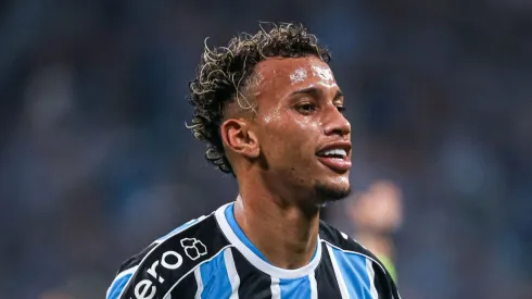 RS - PORTO ALEGRE - 21/05/2023 - BRASILEIRO A 2023, GREMIO X INTERNACIONAL - Bitello jogador do Gremio comemora seu gol durante partida contra o Internacional no estadio Arena do Gremio pelo campeonato BRASILEIRO A 2023. Foto: Maxi Franzoi/AGIF