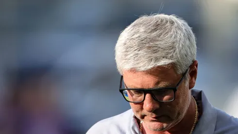 Odair Hellmann (Santos) de cabeça baixa durante partida no Brasileirão.<br />
Foto: Gilson Junio/AGIF