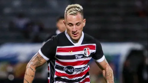 Foto: Rafael Vieira/AGIF - Emerson Galego, jogador do Santa Cruz, durante partida contra o Sousa, no estadio Arruda pelo campeonato Brasileiro D 2023.