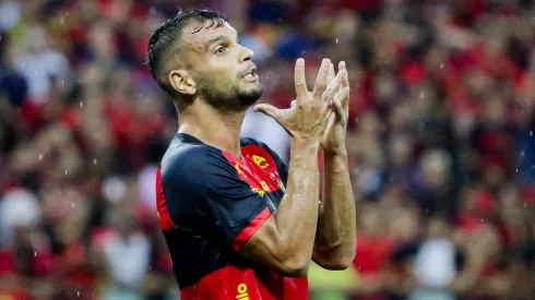 Foto: Rafael Vieira/AGIF - Rafael Thyere, jogador do Sport, lamenta chance perdida durante partida contra o Santa Cruz, no estadio Arena Pernambuco, pelo campeonato Copa do Nordeste 2023.