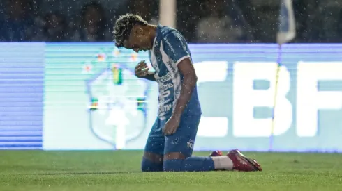 Foto: Fernando Torres/AGIF – Marlon, jogador do Paysandu, comemora seu gol durante partida contra o Sao Raimundo no estadio Curuzu pelo campeonato Copa Verde 2022.