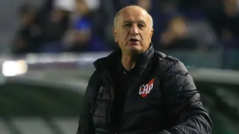 RS - Caxias do Sul - 08/06/2022 - BRASILEIRAO A 2022, JUVENTUDE X ATHLETICO. Felipao, tecnico do Athletico, orienta a equipe na partida contra o Juventude, no Estadio Alfredo Jaconi, pelo Campeonato Brasileiro 2022. Foto: Luiz Erbes/AGIF