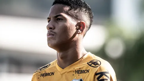 Ângelo com a camisa do Santos - Foto: Divulgação/Santos FC