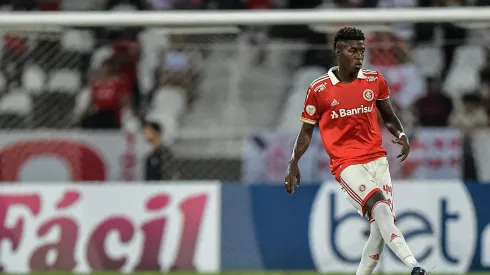 Vitão, do Internacional, durante partida contra o Botafogo no Nilton Santos pelo Brasileiro 2022.<br />
Foto: Thiago Ribeiro/AGIF