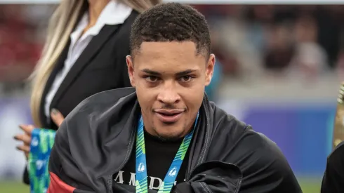 PR - CURITIBA - 09/04/2023 - PARANAENSE 2023, ATHLETICO-PR X FC CASCAVEL - Vitor Roque, jogador do Athletico-PR, comemora titulo de campeao durante cerimonia de premiacao apos vitoria contra o FC Cascavel em partida no estadio Arena da Baixada pela decisao do campeonato Paranaense 2023. Foto: Robson Mafra/AGIF