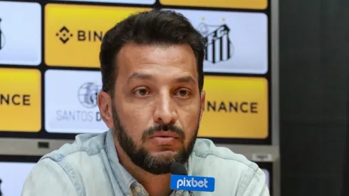 SP - Santos - 07/04/2022 - SANTOS F.C., APRESENTACAO JHOJAN JULIO -Edu Dracena, gerente de futebol, durante apresentacao de Jhojan Julio como jogador do Santos em coletiva de imprensa realizada no Vila Belmiro. Foto: Fernanda Luz/AGIF