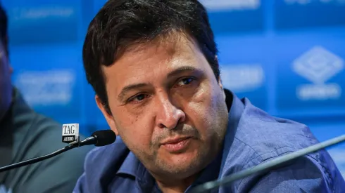 RS - Porto Alegre - 17/03/2023 - GRÊMIO - COLETIVA DE APOSENTADORIA DE LUCAS LEIVA - O presidente Alberto Guerra agradece Lucas Leiva pela sua trajetoria no Clube. Foto: Maxi Franzoi/AGIF