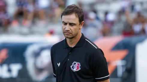 Foto: Rafael Vieira/AGIF - Felipe Conceição, tecnico do Santa Cruz, durante partida contra o Sousa no estadio Arruda pelo campeonato Brasileiro D 2023.