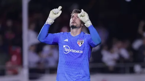 Foto: Ettore Chiereguini/AGIF - Rafael ,jogador do Sao Paulo, comemora penalti defendido em decisao durante partida contra o Sport no estadio Morumbi pelo campeonato Copa do Brasil 2023.