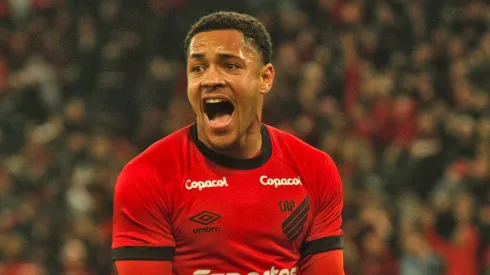 PR - CURITIBA - 17/05/2023 - COPA DO BRASIL 2023, ATHLETICO-PR X BOTAFOGO - Vitor Roque jogador do Athletico-PR comemora seu gol durante partida contra o Botafogo no estadio Arena da Baixada pelo campeonato Copa do Brasil 2023. Foto: Gabriel Machado/AGIF