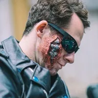 \'Hasta la vista, baby\': gênio do poker joga fantasiado de \'Exterminador do Futuro\'