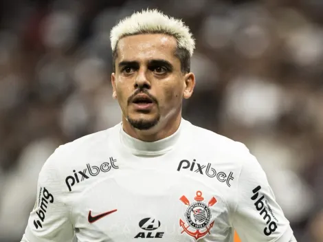 "Tem que ser banido"; Torcida do Santos 'flagra' pisão de Fagner e se revolta