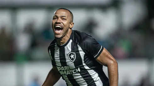 Marlon Freitas, jogador do Botafogo, durante partida contra o Goiás na Serrinha pelo Brasileiro 2023. Foto: Heber Gomes/AGIF