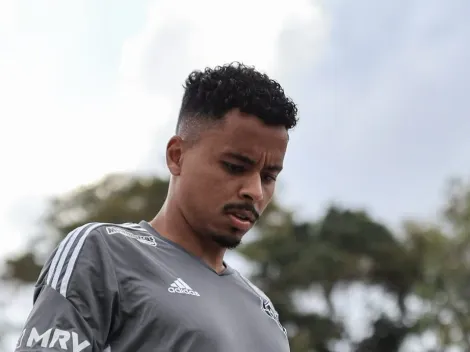 Torcida do Flamengo recebe notícia sobre saúde de Allan em acerto