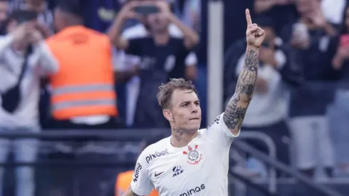 SAO PAULO, BRAZIL - MAY 14: Roger Guedes of Corinthians celebrates with teammates after scoring the team's first goal during a match between Corinthians and Sao Paulo as part of Brasileirao Series A 2023 at Neo Quimica Arena on May 14, 2023 in Sao Paulo, Brazil. (Photo by Alexandre Schneider/Getty Images)