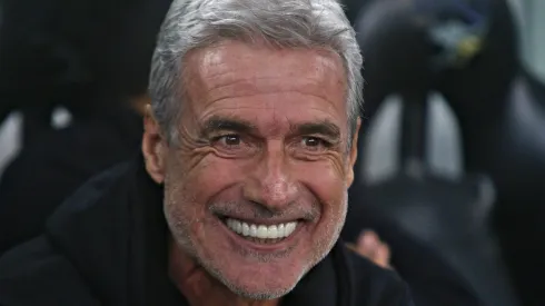 Luís Castro, técnico do Botafogo, durante partida contra o Athletico-PR no estadio Arena da Baixada pelo Brasileirão 2023. Foto: Gabriel Machado/AGIF