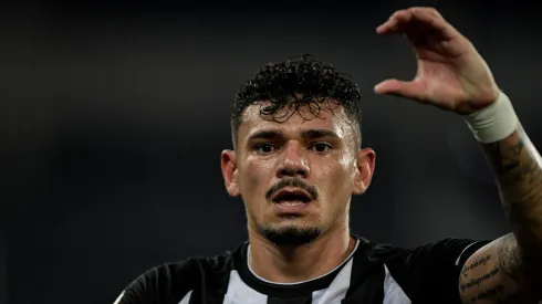 Tiquinho Soares, jogador do Botafogo, comemora seu gol durante partida contra o Fortaleza no Nilton Santos pelo Brasileirão 2023. Foto: Thiago Ribeiro/AGIF