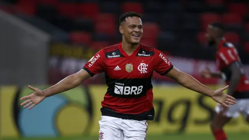 RIO DE JANEIRO, BRAZIL - JUNE 19: Rodrigo Muniz of Flamengo celebrates after scoring his team's first goal during a match bewteen Flamengo and Red Bull Bragantino as part of Brazilian A Series at Maracana Stadium at Maracana Stadium on June 19, 2021 in Rio de Janeiro, Brazil. (Photo by Wagner Meier/Getty Images)