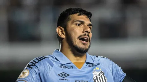 SP - SANTOS - 29/04/2023 - BRASILEIRO A 2023, SANTOS X AMERICA-MG - Joao Paulo jogador do Santos reclama com a arbitragem durante partida contra o America-MG no estadio Vila Belmiro pelo campeonato BRASILEIRO A 2023. Foto: Abner Dourado/AGIF