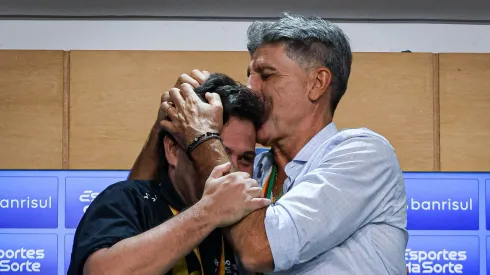 RS – PORTO ALEGRE – 08/04/2023 – GAUCHO 2023, GREMIO X CAXIAS – Renato Portaluppi treinador do Gremio comemora o titulo do Estadual com Alberto Guerra, presidente do Gremio durante partida contra o Caxias no estadio Arena do Gremio pelo campeonato Gaucho 2023. Foto: Maxi Franzoi/AGIF