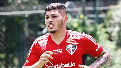 Erison com a camisa do São Paulo – Foto: Rubens Chiri/São Paulo FC