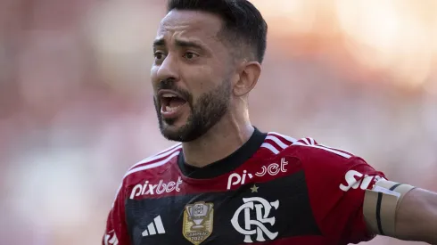 RJ - RIO DE JANEIRO - 16/04/2023 - BRASILEIRO A 2023, FLAMENGO X CORITIBA - Everton Ribeiro jogador do Flamengo durante partida contra o Coritiba no estadio Maracana pelo campeonato BRASILEIRO A 2023. Foto: Jorge Rodrigues/AGIF