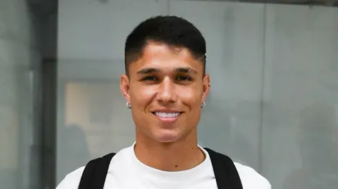 Reprodução Site Oficial Flamengo/Gilvan de Souza - Luiz Araújo veste a camisa do Flamengo