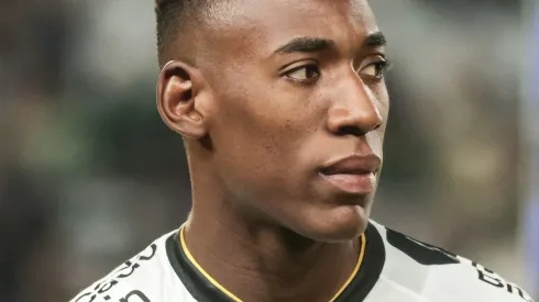 PR - CURITIBA - 11/05/2023 - BRASILEIRO A 2023, CORITIBA X VASCO - Leo jogador do Vasco durante execucao do hino nacional antes da partida contra o Coritiba no estadio Couto Pereira pelo campeonato BRASILEIRO A 2023. Foto: Robson Mafra/AGIF