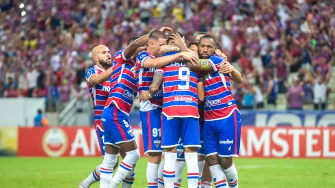 Jogadores do Fortaleza comemoram gol durante partida contra o San Lorenzo na Arena Castelao pela Copa Sul-Americana 2023. Foto: Lucas Emanuel/AGIF
