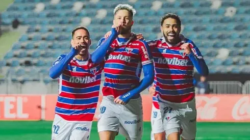 Foto: Reprodução das Redes Sociais do Fortaleza – O meia Lucas Crispim coloca a bola na barriga, e homenageia sua esposa