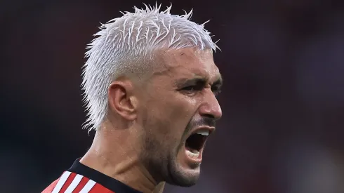 RIO DE JANEIRO, BRAZIL - FEBRUARY 28: Giorgian de Arrascaeta of Flamengo celebrates after scoring the first goal of the team during the second leg of the CONMEBOL Recopa Sudamericana 2023 between Flamengo and Independiente del Valle at Maracana Stadium on February 28, 2023 in Rio de Janeiro, Brazil. (Photo by Buda Mendes/Getty Images)