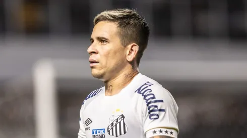 SP - SANTOS - 21/06/2023 - BRASILEIRO A 2023, SANTOS X CORINTHIANS - Soteldo jogador do Santos reclama com a arbitragem durante partida contra o Corinthians no estadio Vila Belmiro pelo campeonato BRASILEIRO A 2023
