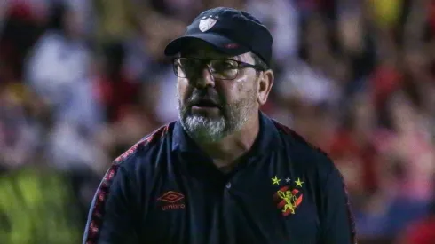 PE – RECIFE – 20/05/2023 – BRASILEIRO B 2023, SPORT X BOTAFOGO-SP – Enderson Moreira tecnico do Sport durante partida contra o Botafogo-SP no estadio Ilha do Retiro pelo campeonato BRASILEIRO B 2023. Foto: Rafael Vieira/AGIF