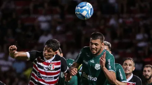 Foto: Rafael Vieira/AGIF - Guedes, jogador do Santa Cruz, disputa lance com Caio, jogador do Nacional de Patos, durante partida no estadio Arruda pelo campeonato Brasileiro D 2023.