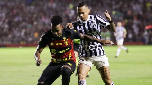 Foto: Rafael Vieira/AGIF - Everthon, jogador do Sport, disputa lance com Janderson, jogador do Ceará, durante partida no estadio Ilha do Retiro pelo campeonato Brasileiro B 2023.