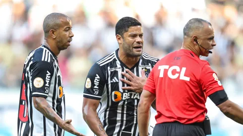 Foto: Gilson Lobo/AGIF - Hulk, jogador do Atletico-MG, reclama com arbitragem durante partida contra o America-MG no estadio Mineirao pelo campeonato Brasileiro A 2023.