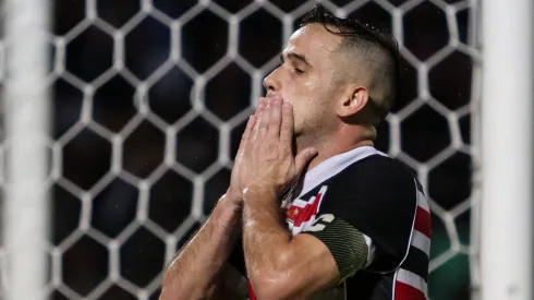Pipico, jogador do Santa Cruz, lamenta chance perdida durante partida contra o Nacional de Patos no estadio Arruda pelo campeonato Brasileiro D 2023. Foto: Rafael Vieira/AGIF