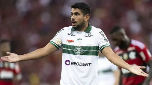 Foto: Jorge Rodrigues/AGIF - Zé Roberto, ex-jogador do Coritiba durante partida contra o Flamengo no estadio Maracana pelo campeonato BRASILEIRO A 2023.