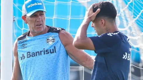 Foto: Lucas Uebel/Grêmio/Divulgação - Renato e Suárez: técnico abriu o jogo sobre centroavante