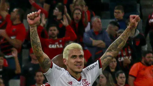PR - Curitiba - 17/08/2022 - COPA DO BRASIL 2022, ATHLETICO-PR X FLAMENGO - Pedro jogador do Flamengo comemora seu gol durante partida contra o Athletico-PR no estadio Arena da Baixada pelo campeonato Copa do Brasil 2022. Foto: Gabriel Machado/AGIF