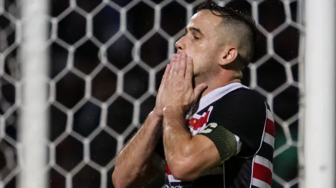Foto: Rafael Vieira/AGIF - Pipico, jogador do Santa Cruz, lamenta chance perdida durante partida contra o Nacional de Patos no estadio Arruda pelo campeonato Brasileiro D 2023.