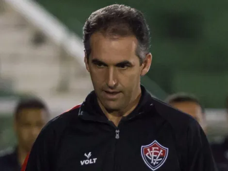 Vitória avança em negociação com jogador aprovado por Léo Condé, mas entrave atrapalha contratação