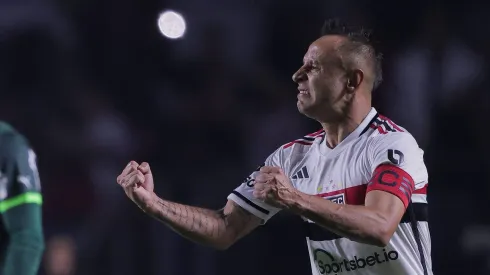 Rafinha, do São Paulo, comemora seu gol durante partida contra o Palmeiras no Morumbi pela Copa do Brasil 2023. Foto: Ettore Chiereguini/AGIF