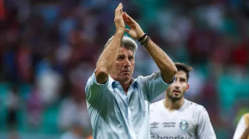 Foto: Lucas Uebel/Grêmio FBPA – Renato agradecendo a torcida após o empate