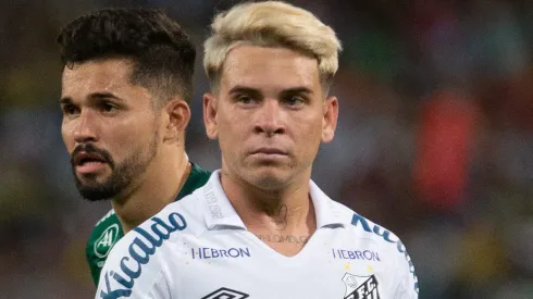 MT - Cuiaba - 28/08/2022 - BRASILEIRO A 2022, CUIABA X SANTOS - Alesson jogador do Cuiaba disputa lance com Soteldo jogador do Santos durante partida no estadio Arena Pantanal pelo campeonato Brasileiro A 2022. Foto: Gil Gomes/AGIF
