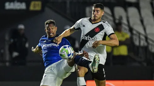 Foto: Thiago Ribeiro/AGIF - Pedro Raul, jogador do Vasco, durante partida contra o Cruzeiro no estadio Sao Januario pelo campeonato Brasileiro A 2023.