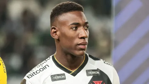 PR – CURITIBA – 11/05/2023 – BRASILEIRO A 2023, CORITIBA X VASCO – Leo jogador do Vasco durante execucao do hino nacional antes da partida contra o Coritiba no estadio Couto Pereira pelo campeonato BRASILEIRO A 2023. Foto: Robson Mafra/AGIF