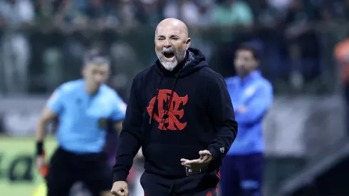 Sampaoli reclamando no banco de reservas do Allianz Parque