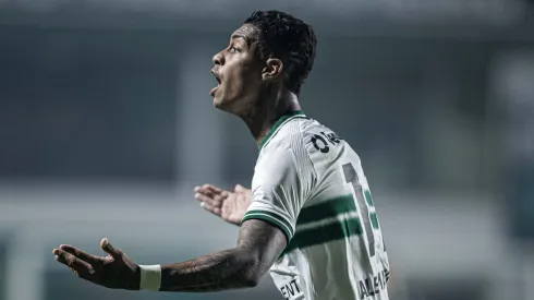 Foto: Heber Gomes/AGIF - Alef Manga, jogador do Coritiba comemora seu gol durante partida contra o Goias no estadio Serrinha pelo campeonato Brasileiro A 2023.